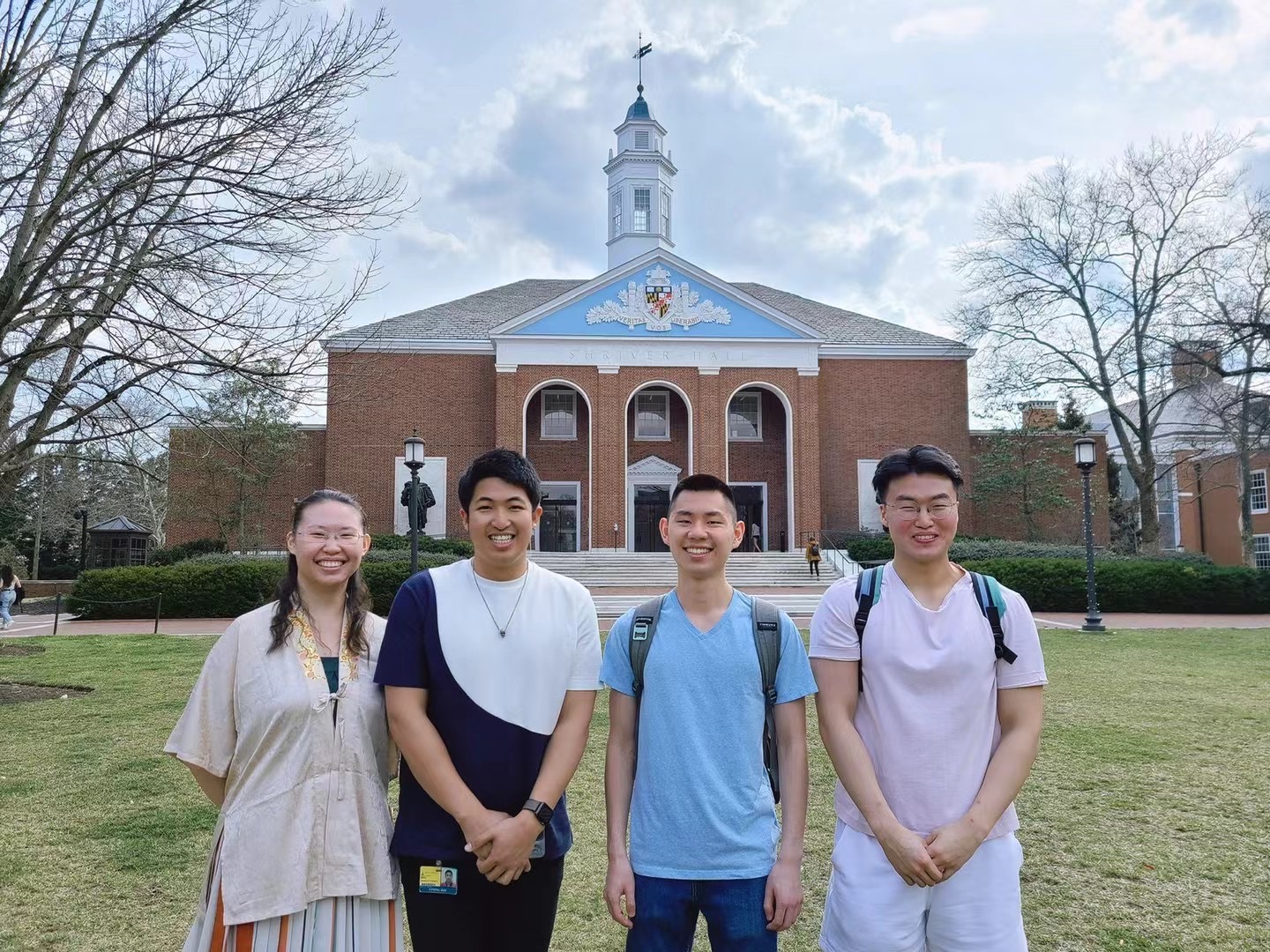 Yining Zhu with undergraduate and master students